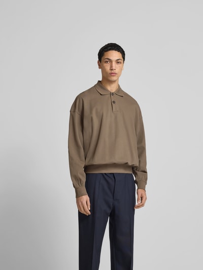 Männermodel trägt Sweatshirt mit gerippten Abschlüssen von ANNARR in Braun, Reine Baumwolle, Lockerer-Schnitt, Kentkragen, Ganzkörperansicht von vorne.