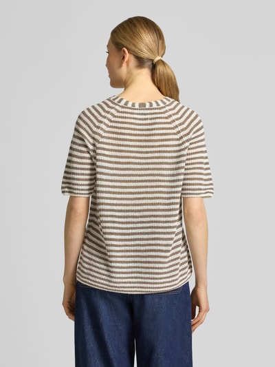 Vrouwenmodel draagt T-Shirt aus Leinen mit V-Ausschnitt van Fynch-Hatton in beige-witte strepen, regular fit, fijn textuur, allover-look, ruglengte 59 cm, mouwlengte 23 cm, volledig zicht van achteren.