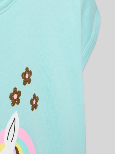 Mädchen trägt Kinder T-Shirt mit Motiv, Rundhalsausschnitt, Baumwoll-Elasthan-Mix, Regular-Fit von DANAMADE, Nahaufnahme Oberkörper.
