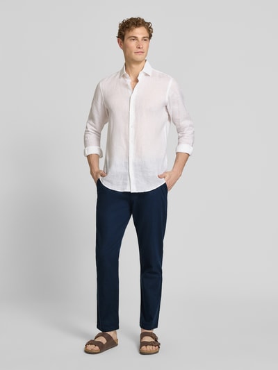 Männermodel trägt Relaxed Fit Hose aus Leinen-Baumwoll-Mix von s.Oliver RED LABEL, Optik: Unifarben, Ganzkörperansicht von vorne.