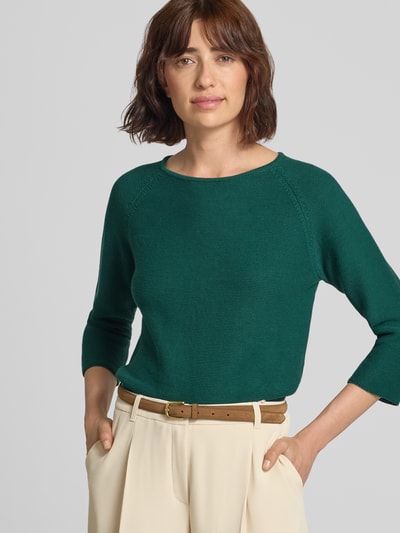 Frauenmodel trägt Boxy Fit Pullover aus reiner Baumwolle Modell 'ADDOTTO' von Weekend Max Mara in Dunkelgrün, Damen Pullover, Nahaufnahme Oberkörper.