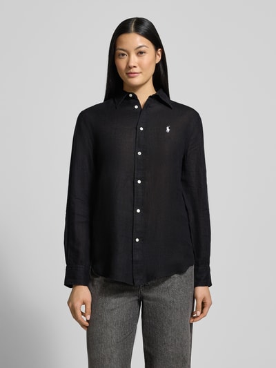 Kobiece modelka nosi czarną Hemdbluse aus reinem Leinen od Polo Ralph Lauren, luźny krój, lniana faktura, widok z przodu, ujęcie całej sylwetki.