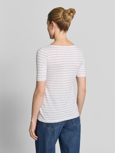 Frauenmodel trägt Regular Fit T-Shirt aus reiner Baumwolle von Marc O’Polo mit Allover-Muster, Logo-Print, U-Boot-Ausschnitt, Kurzarm, Ganzkörperansicht Rückansicht.