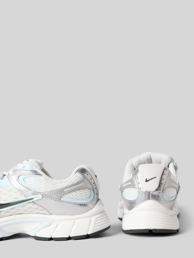 Produktfoto, Sneaker mit Logo-Patch von Nike, Damen Sneaker, weiße und silberne Farben, Mesh- und Glattleder-Texturen, Rückansicht