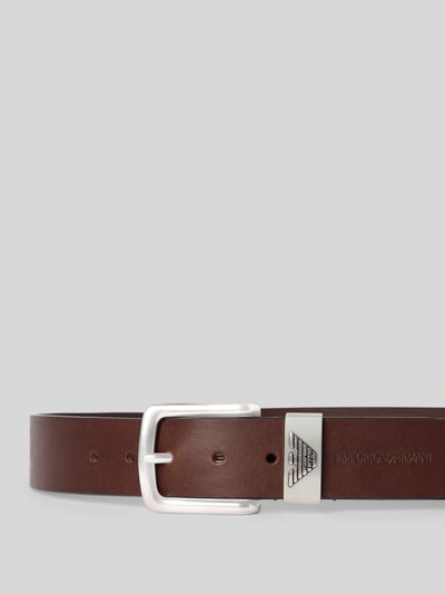 Produktfoto, Gürtel aus echtem Rindsleder mit Dornschließe von Emporio Armani in Braun mit silberner Schließe, Strukturmuster, Logo-Detail, Breite 4 cm