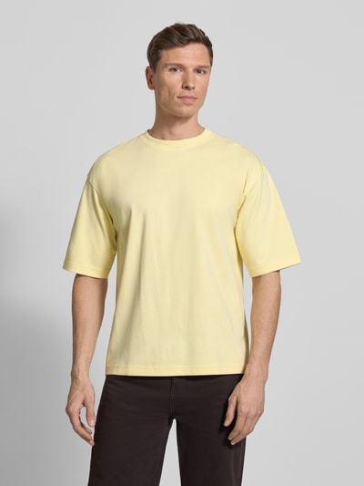 Männermodel trägt Relaxed Fit T-Shirt aus puur biologisch katoen mit ronde hals von JAKE*S STUDIO MEN, lichtgeel, halflange mouwen, ruglengte maat M 65 cm, Ganzkörperansicht van voren