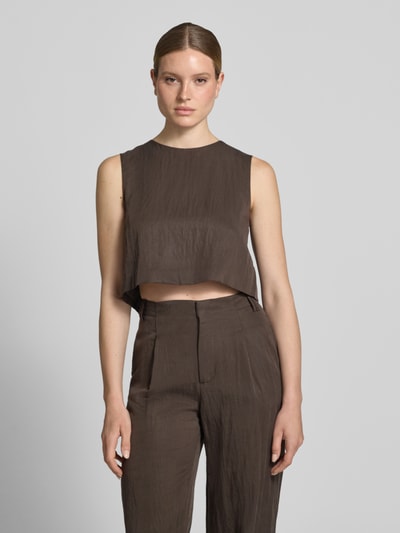 Frauenmodel trägt Cropped Blusentop mit Rundhalsausschnitt Modell 'ADRIAN' von Mango aus Lyocell-Mix in Dunkelbraun, Ganzkörperansicht von vorne. Rückenlänge bei Größe S: 37 cm.