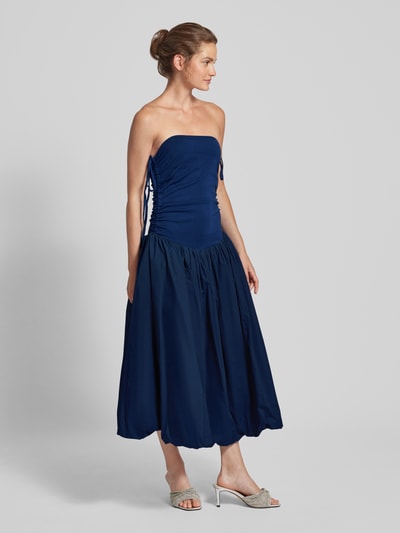 Amy Lynn Abendkleid mit seitlichen Schnürungen Modell 'Alexa' Marine 1