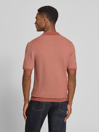 Männermodel trägt Slim Fit Strick-Poloshirt in Two-Tone-Machart Modell 'Triton' von Drykorn, reine Baumwolle, Rückansicht, Ganzkörperansicht.