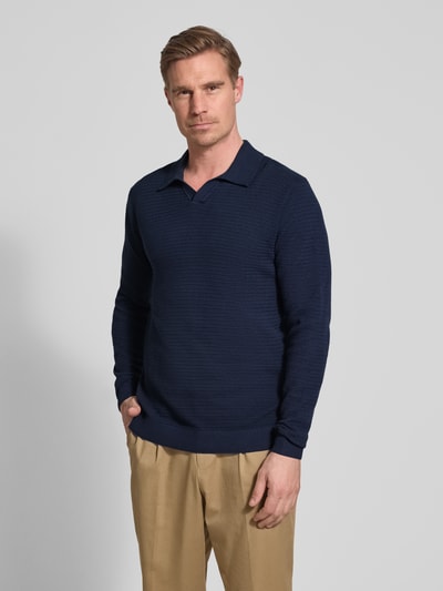 Männermodel trägt Regular Fit Poloshirt in Strick-Optik Modell 'Riley' von Jack & Jones Premium, reine Baumwolle, Ganzkörperansicht von vorne.