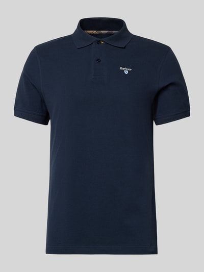 Produktfoto, Regular Fit Poloshirt aus reiner Baumwolle von Barbour in Optik: Unifarben, Materialverarbeitung: Piqué, Label-Stitching-Applikation, Polokragen, 2-Knopf-Verschluss, Kurzarm, Rumpfabschluss: geschlitzt, reine Baumwolle