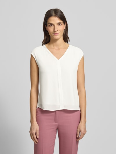Vrouwenmodel draagt T-Shirt met V-hals van comma, wit, regular fit, V-hals, Viscose-Elasthaan mix, dames, vooraanzicht bovenlichaam.