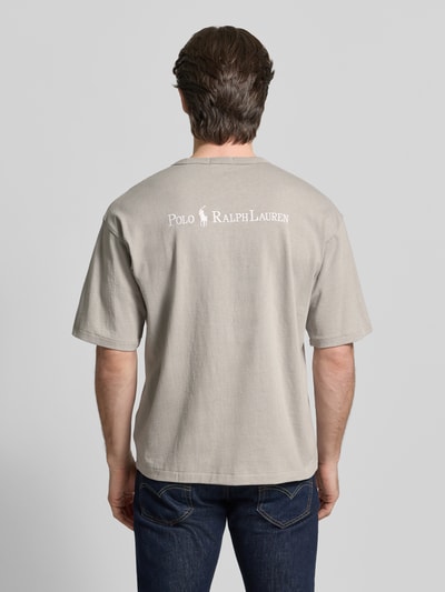 Männermodel trägt Relaxed Fit T-Shirt aus reiner Baumwolle von Polo Ralph Lauren in Optik: Unifarben mit Label-Schriftzug, Ganzkörperansicht Rückansicht.
