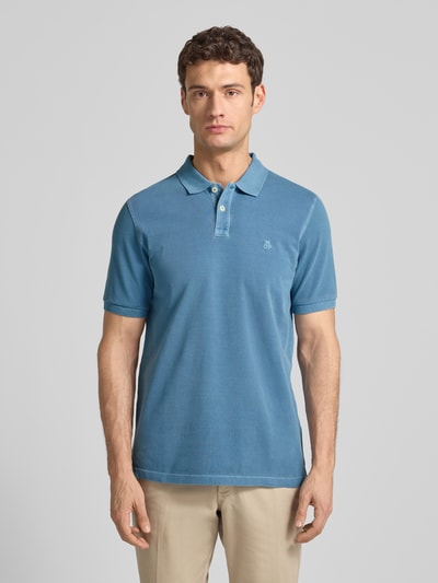 Männermodel trägt Poloshirt aus Baumwolle von MARC O’POLO DENIM, Gerader-Schnitt, Piqué, Polokragen, Logo, Blau, Ganzkörperansicht von vorne.