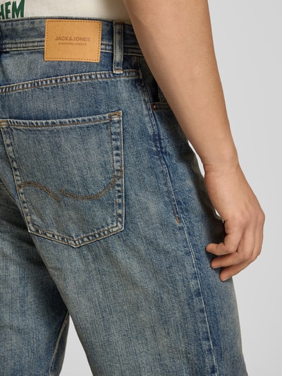 Männermodel trägt Regular Fit Jeansshorts im 5-Pocket-Design von Jack & Jones aus reiner Baumwolle, Detailaufnahme Rückansicht.
