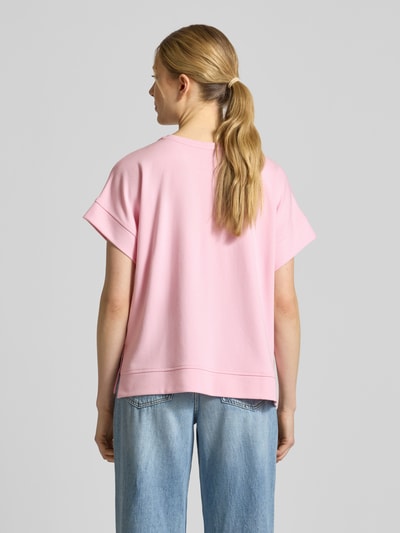 Frauenmodel trägt T-Shirt aus Viskose-Mix mit Pailletten von Milano Italy in Rosa, Regular Fit, mit Rundhalsausschnitt, Rückenansicht.