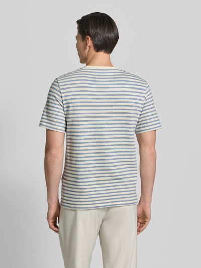 Männermodel draagt Regular Fit T-shirt uit katoenmix model 'KEVIN' van SELECTED HOMME met all-over gestreept motief, fijngebreide textuur, ronde hals, korte mouw, in lichte tinten. Ganzkörperansicht Rückansicht.