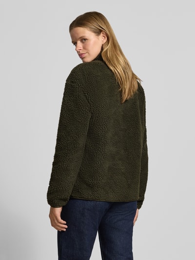 Männermodel trägt Relaxed Fit Teddyjacke mit Stehkragen Modell 'SAIDA' von PIECES, kolor ciemnozielony, tekstura miękkiego futerka, Damen Teddy- / Webpelzjacke, Ganzkörperansicht Rückansicht.