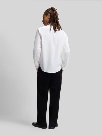 Männermodel trägt Slim Fit Freizeithemd aus Baumwoll-Mix Modell 'ERMO' von HUGO in Weiß, unifarben, Rückenpasse, Ganzkörperansicht Rückansicht
