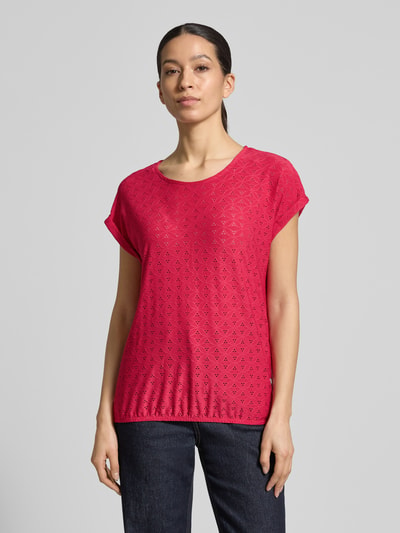 Frauenmodel trägt Regular Fit T-Shirt mit Lochmuster Modell 'Ruth' von ZABAIONE, Damen T-Shirt, Elastischer-Material-Mix, Rundhalsausschnitt, Elastischer Bund, Ganzkörperansicht von vorne.