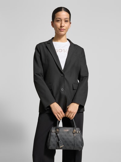 Kobiece modelka nosi torebkę z logo-motywem Handtasche mit Logo-Muster Modell 'LEONA' od Guess, czarna, faktura skóry, srebrne detale, uchwyt do ręki i pasek na ramię, Szerokość w rozmiarze 1: 26 cm, długość: 17 cm, głębokość: 11 cm, długość paska: 120 cm, widok całej sylwetki od przodu