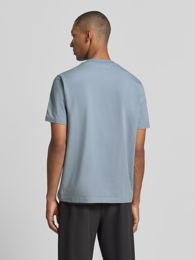 Männermodel trägt Regular Fit T-Shirt aus Baumwoll-Mix Modell 'TS_Union Tape' von BOSS Green in lichtblauw, Ganzkörperansicht Rückansicht