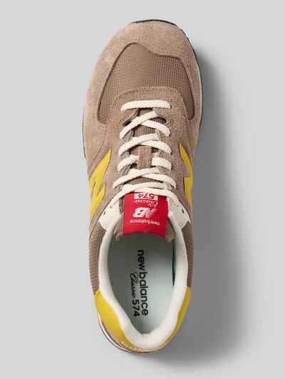 Produktfoto, Sneaker aus Leder-Textil-Mix Modell '574' von New Balance in Beige mit gelben Label-Details, profilierte Sohle, Abgerundete-Spitze, Schnürung, Absatzhöhe 3 cm, Schafthöhe 9 cm, Schaftweite 8 cm.