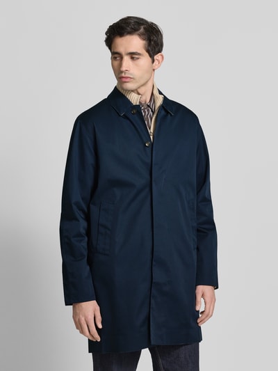 Męski model ma na sobie Regular Fit Regenjacke mit Baumwoll-Anteil Modell 'ROKIG' von Barbour, efekt: jednolity kolor, krój regular fit, wykładany kołnierz, zapięcie: ukryta listwa guzikowa, rękawy: długi rękaw, funkcja: wodoszczelny, oddychający materiał, wpuszczane kieszenie boczne, kieszeń wewnętrzna, materiał: mieszanka materiałów z bawełną, kolor granatowy, gładka tekstura. Ganzkörperansicht z przodu.