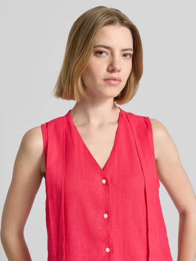 Frauenmodel trägt Weste aus Leinen-Viskose-Mix Modell 'LINNO' von ICHI in Pink mit V-Ausschnitt, Knopfleiste, Regular-Fit, Nahaufnahme Oberkörper, Rückenlänge bei Größe 36: 53 cm, Schulterbreite bei Größe 36: 34 cm, Brustweite bei Größe 36: 47 cm.