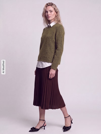 Frauenmodel trägt Regular Fit Pullover aus Woll-Mix Modell 'LULU' von Selected in Olivgrün, kombiniert mit weißer Bluse und braunem Faltenrock, Damen Pullover von Selected, Ganzkörperansicht von vorne, KI-modifiziertes Bild.