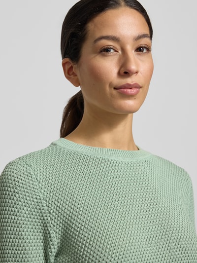 Frauenmodel trägt Strickpullover mit gerippten Abschlüssen Modell 'dalo' von Vila in Mintgrün, reine Baumwolle, Nahaufnahme Oberkörper.