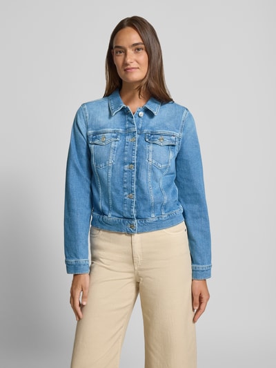 Vrouwenmodel draagt Slim Fit Jeansjacke Modell 'DNM FINN SLIM JACKET LS' van Tommy Hilfiger in denimlook met labelstiksel, knoopsluiting, borstzakken, katoenmix, kleur lichtblauw en beige, slim fit. Vooraanzicht bovenlichaam.
