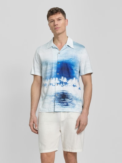Männermodel trägt Casual Fit Freizeithemd im Allover-Look von PAUL SMITH, Baumwoll-Micromodal-Mix, Kentkragen, Brusttasche, Ganzkörperansicht von vorne.