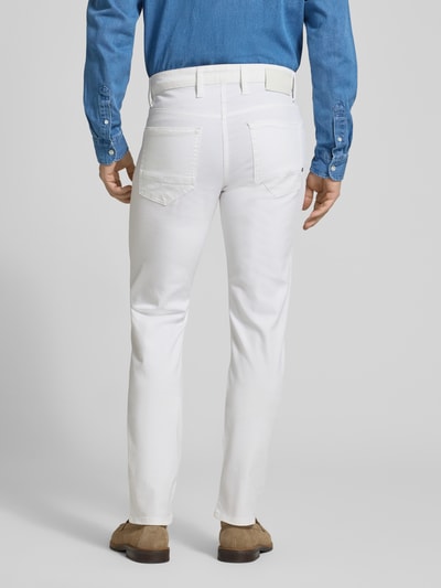 Männermodel trägt weiße Straight Fit Jeans aus Baumwoll-Mix Modell 'Arne Pipe' von MAC mit 5-Pocket-Design, Ganzkörperansicht Rückansicht.