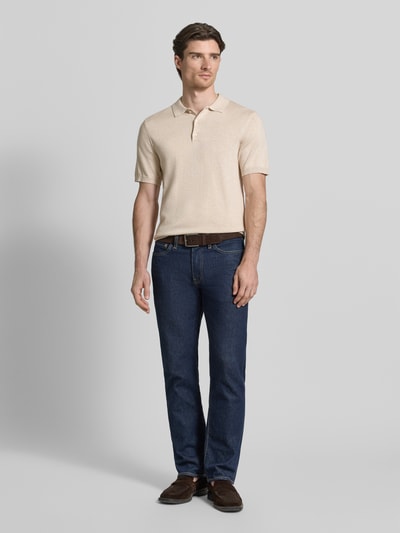 Männermodel trägt Regular Fit Poloshirt mit Knopfleiste Modell 'BELLS' von Casual Friday aus Baumwoll-Lyocell-Mix, beige, Strickshirt, Rückenlänge bei Größe M: 70 cm, Ganzkörperansicht von vorne.