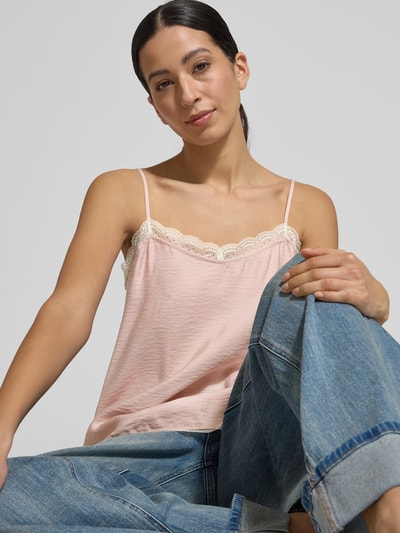 Frauenmodel trägt Trägertop aus Modal-Mix mit Spitzenbesatz von Jake*s Collection in Rosa, Regular-Fit, Spaghettiträger, Nahaufnahme Oberkörper. Rückenlänge bei Größe 36: 35 cm.