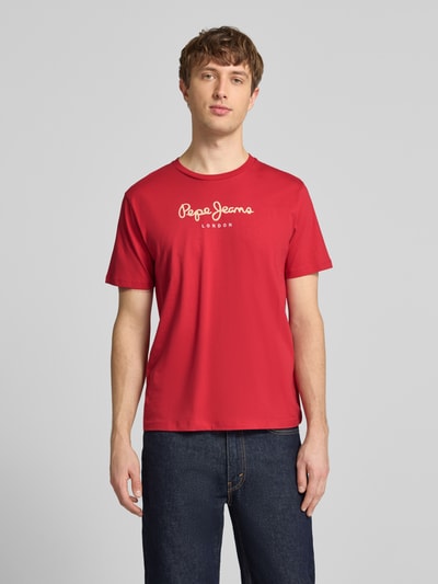 Männermodel trägt Regular Fit T-Shirt aus reiner Baumwolle Modell 'EGGO' von Pepe Jeans, Optik: Unifarben, Label-Print, Jersey, Rundhals, Kurzarm, Ganzkörperansicht von vorne.