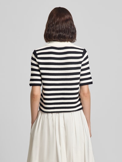 Frauenmodel trägt Strickjacke mit floraler Applikation und 1/2-Arm von Oui aus reiner Baumwolle, schwarz-weiß gestreift, Regular Fit, Rückansicht.