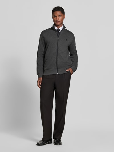 Männermodel trägt Relaxed Fit Sweatjacke aus Baumwoll-Mix von Polo Ralph Lauren, dunkle Farben, glatte Textur, Ganzkörperansicht von vorne. Herren Sweatjacke von Polo Ralph Lauren