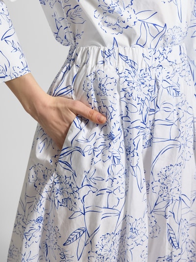 Kobiece modelka nosi Spódnica midi im Allover-Look von Gant z czystej bawełny, linia A, elastyczny pas, wzór na całej powierzchni, szerokość w rozmiarze 36: 36 cm, całkowita długość w rozmiarze 36: 75 cm, jasne kolory z niebieskim nadrukiem kwiatowym, tekstura gładka, zbliżenie na talię i kieszeń, detailaufnahme.