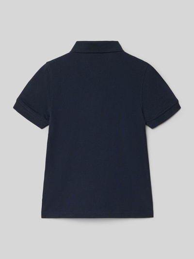 Mädchen trägt Poloshirt aus Organic Cotton von Tommy Hilfiger, Bio-Baumwoll-Elasthan-Mix, gerader Schnitt, Rückenlänge 47 cm, Ganzkörperansicht Rückansicht