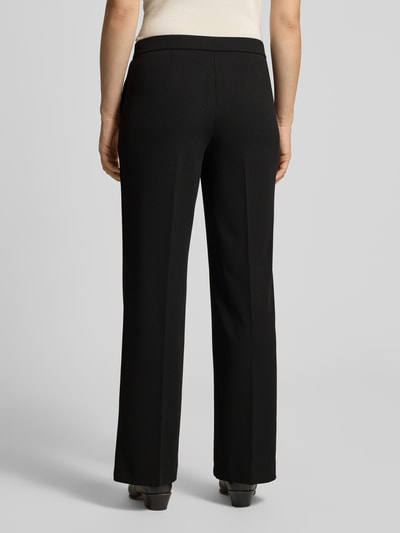 Vrouwenmodel draagt zwarte wide leg broek met steekzakken model 'Hillda' van Stehmann, Dames Wijdte broek, volledig achteraanzicht