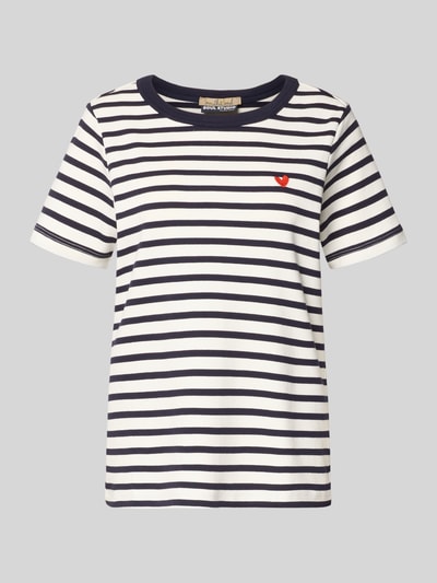 Produktfoto, T-Shirt mit Rundhalsausschnitt und Stitching von Smith and Soul, reine Baumwolle, schwarz-weiß gestreift, Regular Fit, kleines rotes Herz-Detail, Rückenlänge 56 cm bei Größe S