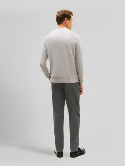 Tommy Hilfiger Sweter o kroju regular fit z mieszanki bawełny i kaszmiru Jasnoszary melanż 5