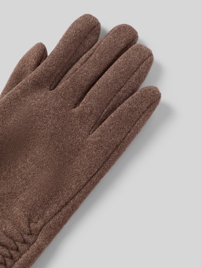 Produktfoto, braune Handschuhe aus elastischem Material-Mix mit Raffungen von EEM, samtige Textur auf hellem Hintergrund