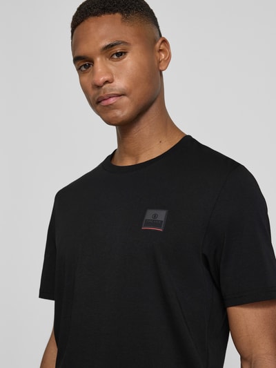 Männermodel trägt Slim Fit T-Shirt aus reiner Baumwolle Modell 'VITO2' von FIRE + ICE in Schwarz, Nahaufnahme Oberkörper.