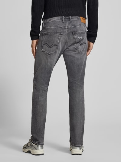 Männermodel trägt Straight Fit Jeans im Used-Look Modell 'Grover' von Replay, grauer Baumwoll-Mix, 5-Pocket-Design, Ganzkörperansicht Rückansicht.