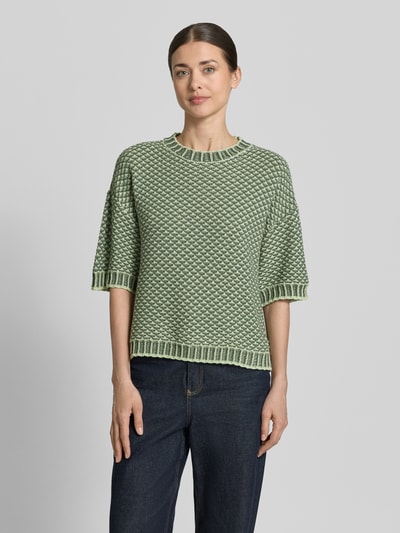 Frauenmodel trägt Strickpullover mit 1/2-Arm Modell 'Catina Pilla' von MSCH Copenhagen im Baumwoll-Mix, Gerader-Schnitt, Rundhalsausschnitt, Ganzkörperansicht von vorne.