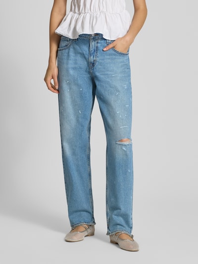 Frauenmodel trägt Loose Fit Jeans aus reiner Baumwolle von Levi's® 300, denim w stylu vintage, aplikacja z metką, krój loose fit, 5 kieszeni, twill, jasnoniebieskie, zapięcie na guzik i ukryty zamek błyskawiczny, Materiał: bawełna, Ganzkörperansicht von vorne