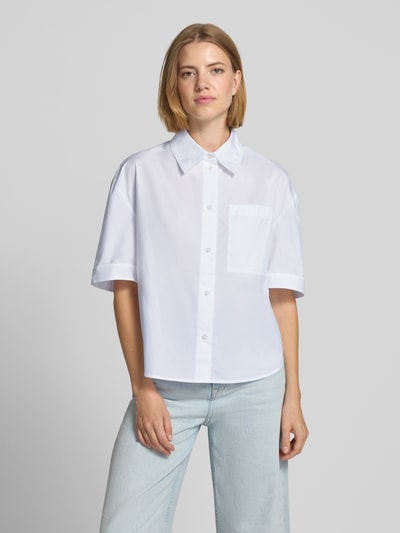 Frauenmodel trägt Regular Fit Kurzarmbluse aus reiner Baumwolle von s.Oliver RED LABEL in Weiß, glatte Textur, Ganzkörperansicht von vorne.
